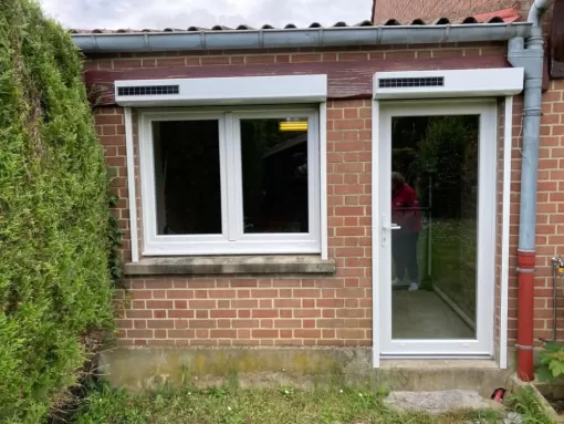 Fourniture et pose d'une fenêtre et d'une porte de service en PVC blanc ainsi que 2 volets solaires Bubendorff