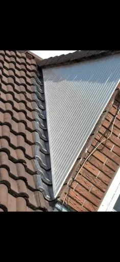 Installation d'un bardage en PVC blanc et pose d'un noquet en plomb pour une étanchéité parfaite, Cambrai, Home Style Protect