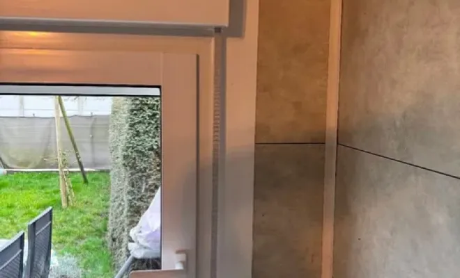 Des clients très satisfaits à Douai après la fourniture et pose d'un coulissant en PVC blanc avec volet monobloc, Cambrai, Home Style Protect