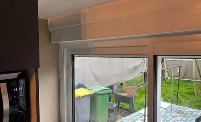 Des clients très satisfaits à Douai après la fourniture et pose d'un coulissant en PVC blanc avec volet monobloc, Cambrai, Home Style Protect