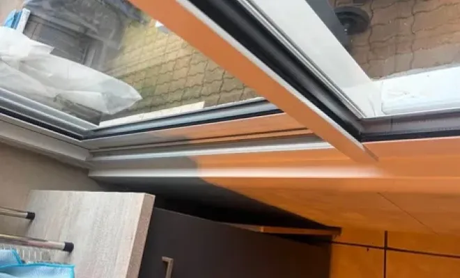 Des clients très satisfaits à Douai après la fourniture et pose d'un coulissant en PVC blanc avec volet monobloc, Cambrai, Home Style Protect